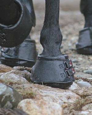 Black-Simple-hoof-boot-on a horse